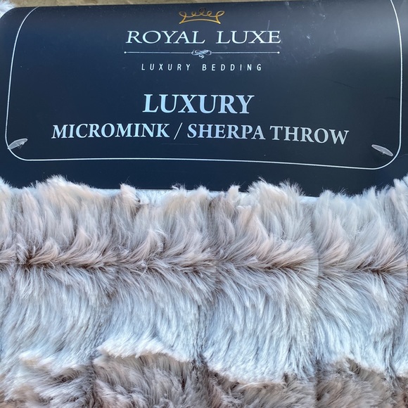Royal Luxe Luxury Micro Mink Sherpa Throw - Beautiful! - Picture 3 of 11